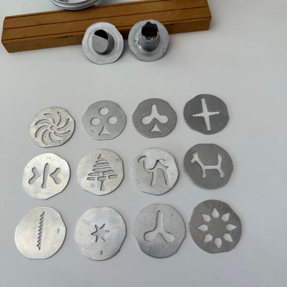 Vintage Mirro Cookie Pastry Press12 Discs Decorator Tips Aluminum Wood Stand - Picture 2 of 8